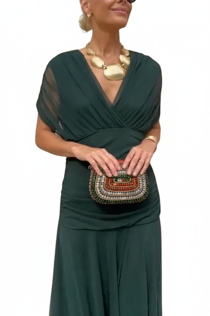 Robe longue fluide femme marron, col V froncé et épaules dénudées. Élégante pour soirée.