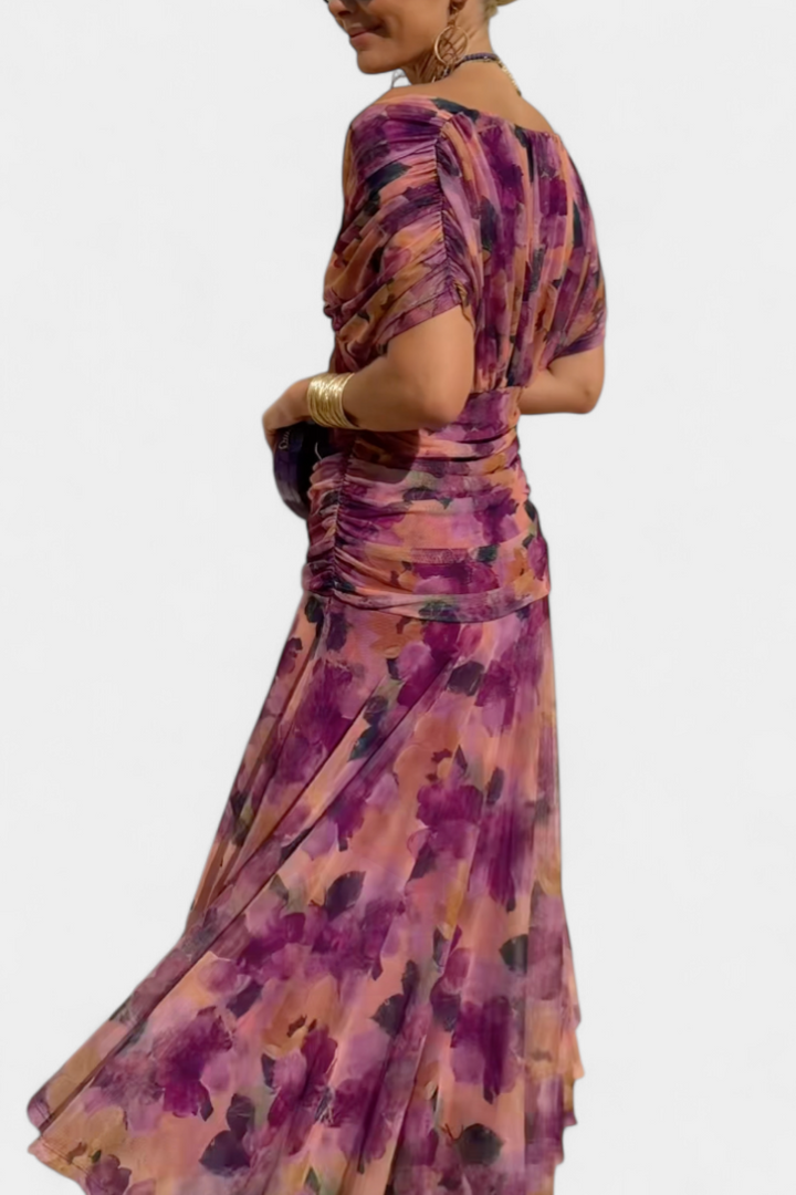 Robe de cocktail pourpre, longue et fluide. Col V froncé et épaules dénudées pour femme chic.