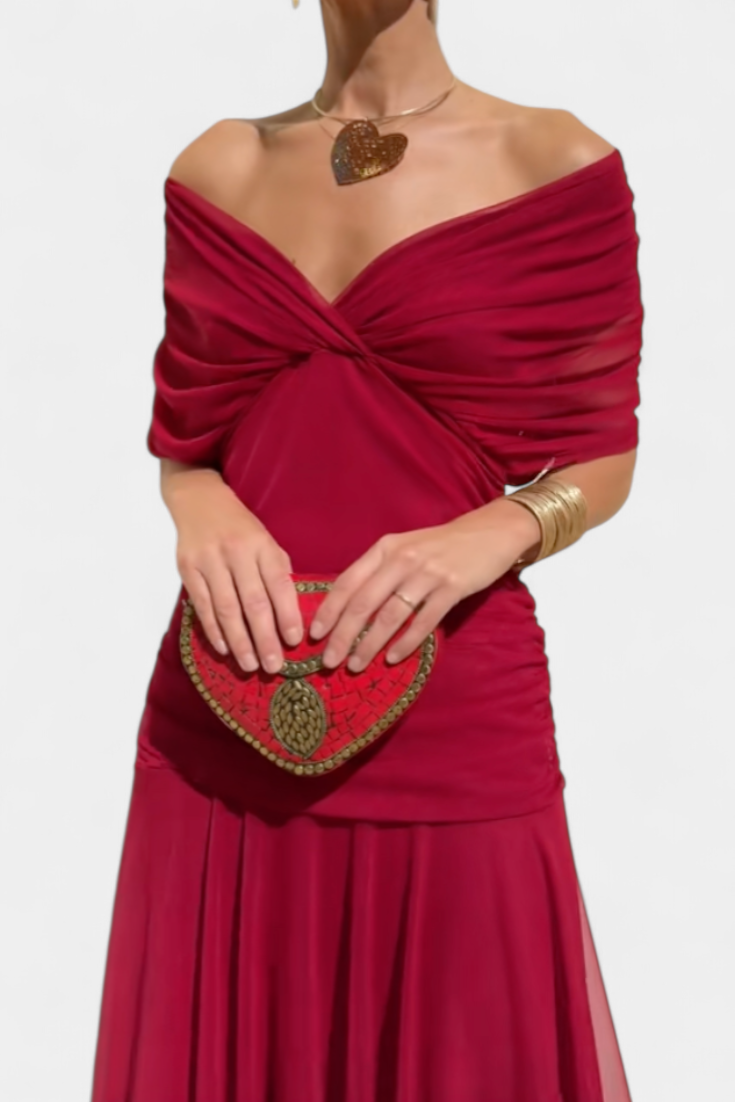 Élégante robe de bal rouge, longue et fluide. Col V froncé, épaules dénudées. Tenue de soirée femme.