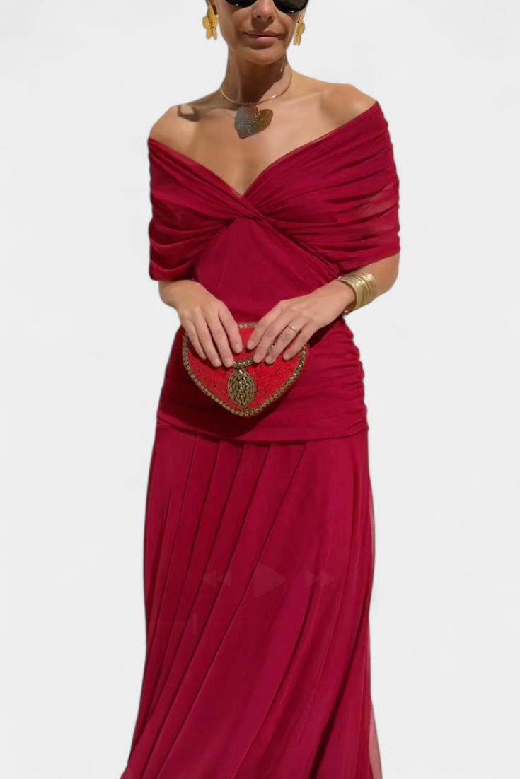 Robe femme verte, style maxi, fluide, col V froncé. Épaules dénudées. Parfaite pour un cocktail.