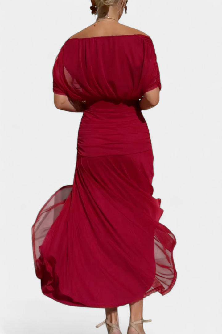 Robe fluide pourpre femme, col V froncé et épaules dénudées. Maxi robe de soirée très chic.
