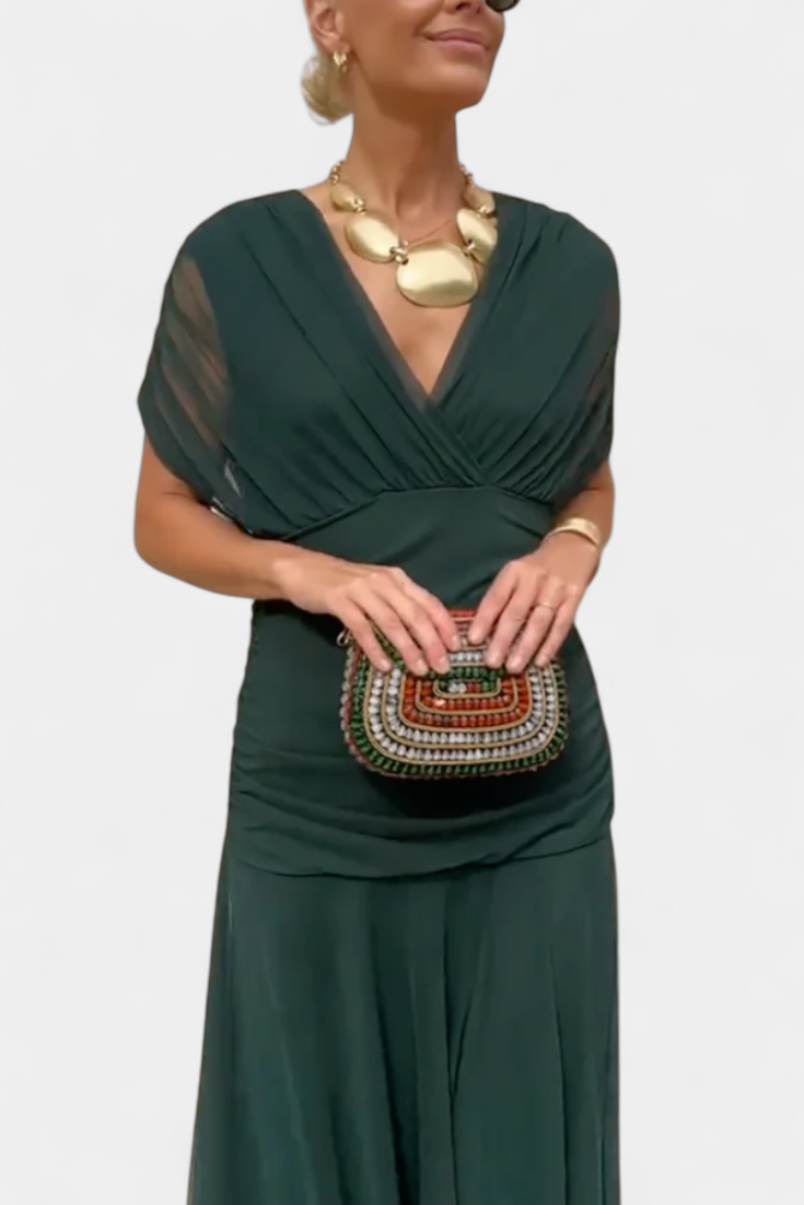 Maxi robe de soirée pourpre avec col V froncé et épaules dénudées. Tenue fluide femme chic.