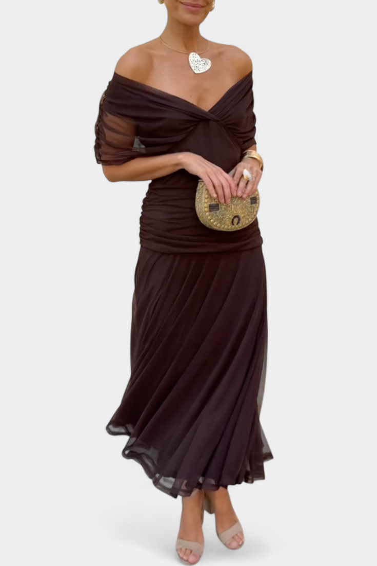 Tenue de soirée femme élégante, robe longue fluide marron. Col V froncé, style épaules dénudées.