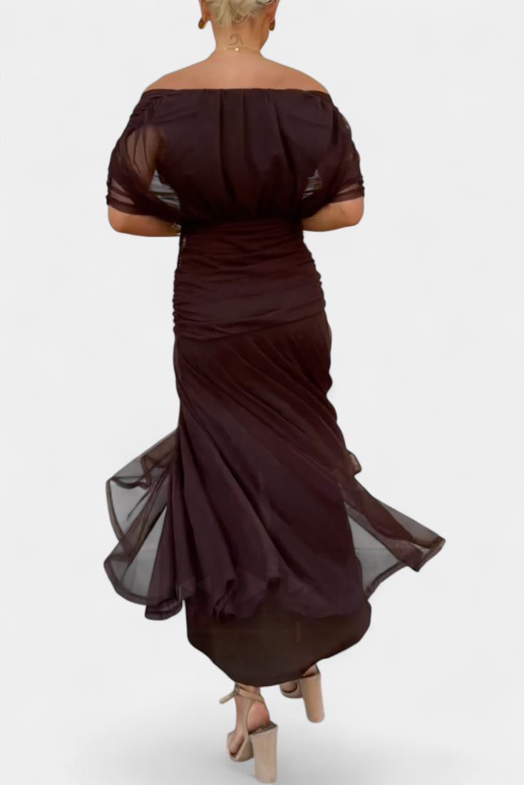 Élégante robe de soirée rouge, fluide et longue. Col V froncé, épaules dénudées femme.