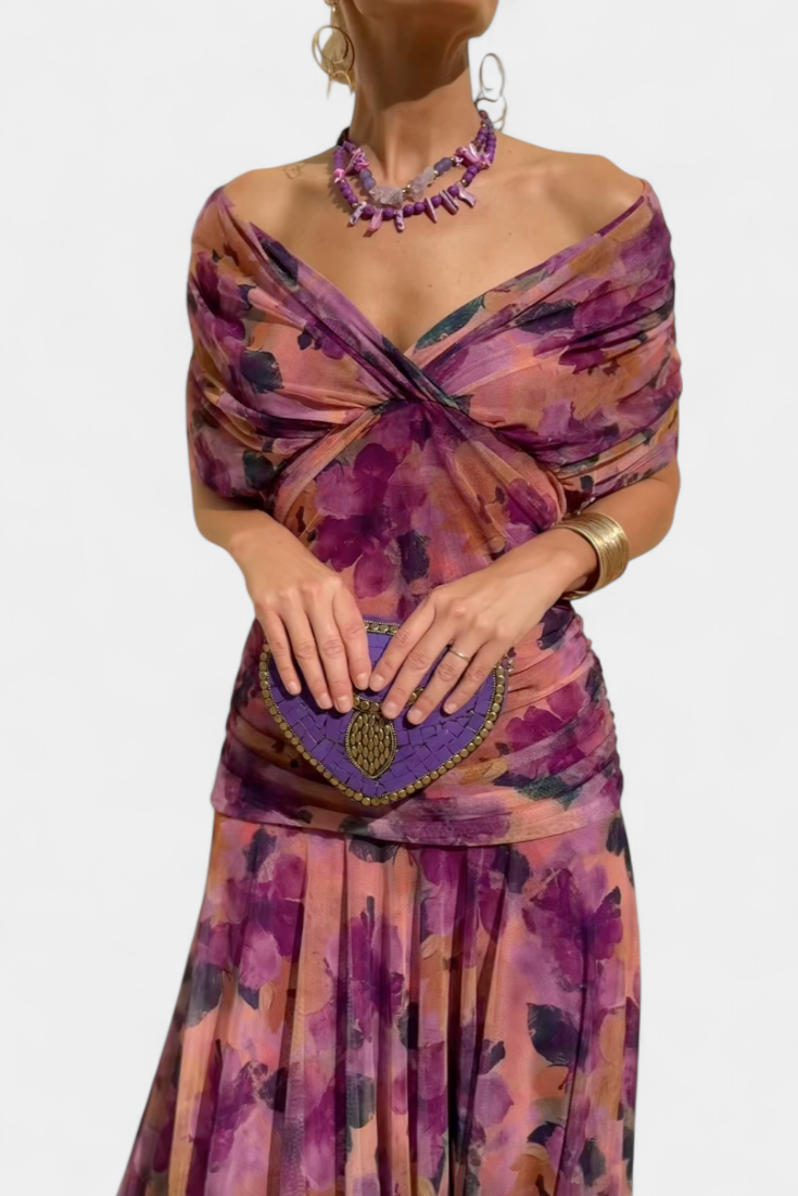 Robe femme verte fluide, col V froncé, épaules dénudées. Maxi robe idéale pour toute occasion.