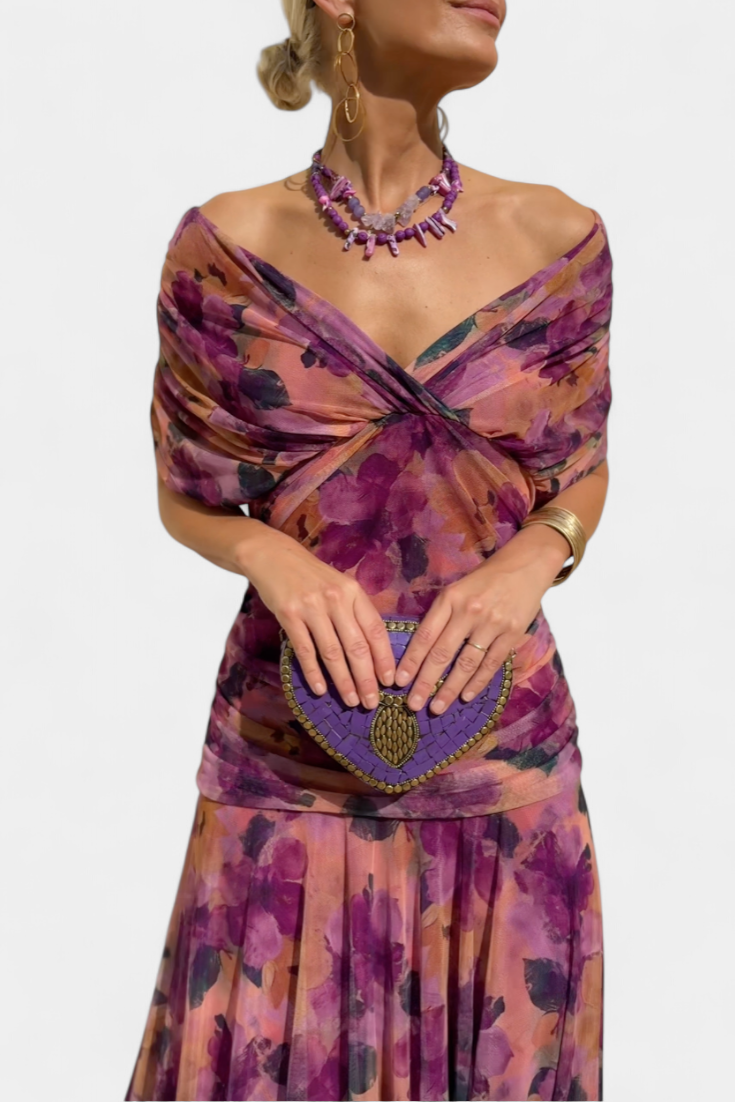 Robe longue marron, col V froncé, épaules dénudées. Robe de soirée fluide et élégante femme.