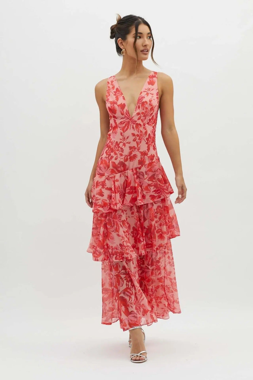 Robe d'été élégante et fluide à volants pour femme, parfaite pour une tenue décontractée.