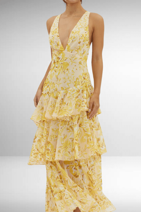 Élégante robe d'été fluide avec volants, style maxi, parfaite pour toute occasion estivale.