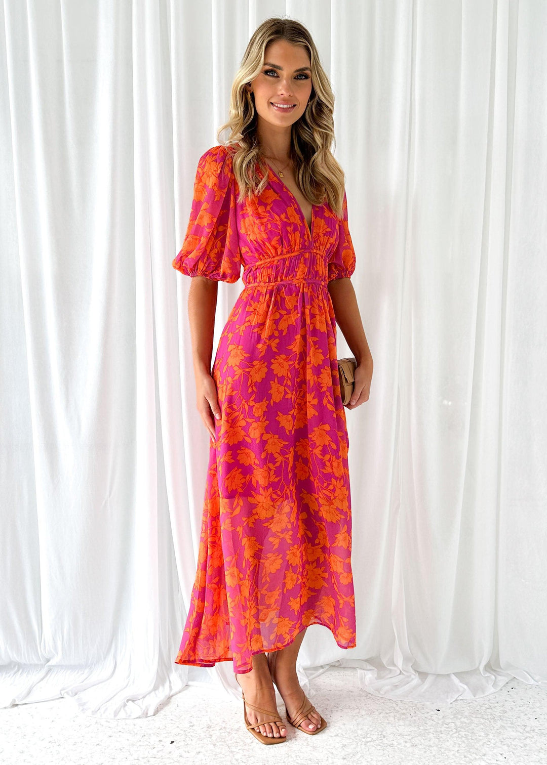 Robe fleurie élégante et confortable pour femme, coupe maxi, col V, manches bouffantes. Style mode estival.