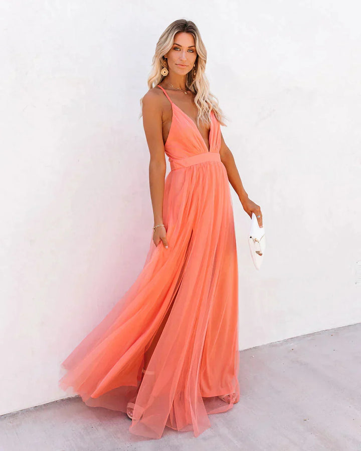 Robe longue fluide femme avec décolleté plongeant et dos nu sexy. Bretelles réglables pour confort.