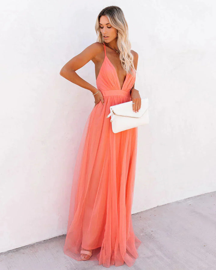 Magnifique robe maxi fluide femme, décolleté plongeant, dos nu et bretelles réglables. Allure élégante en soirée.