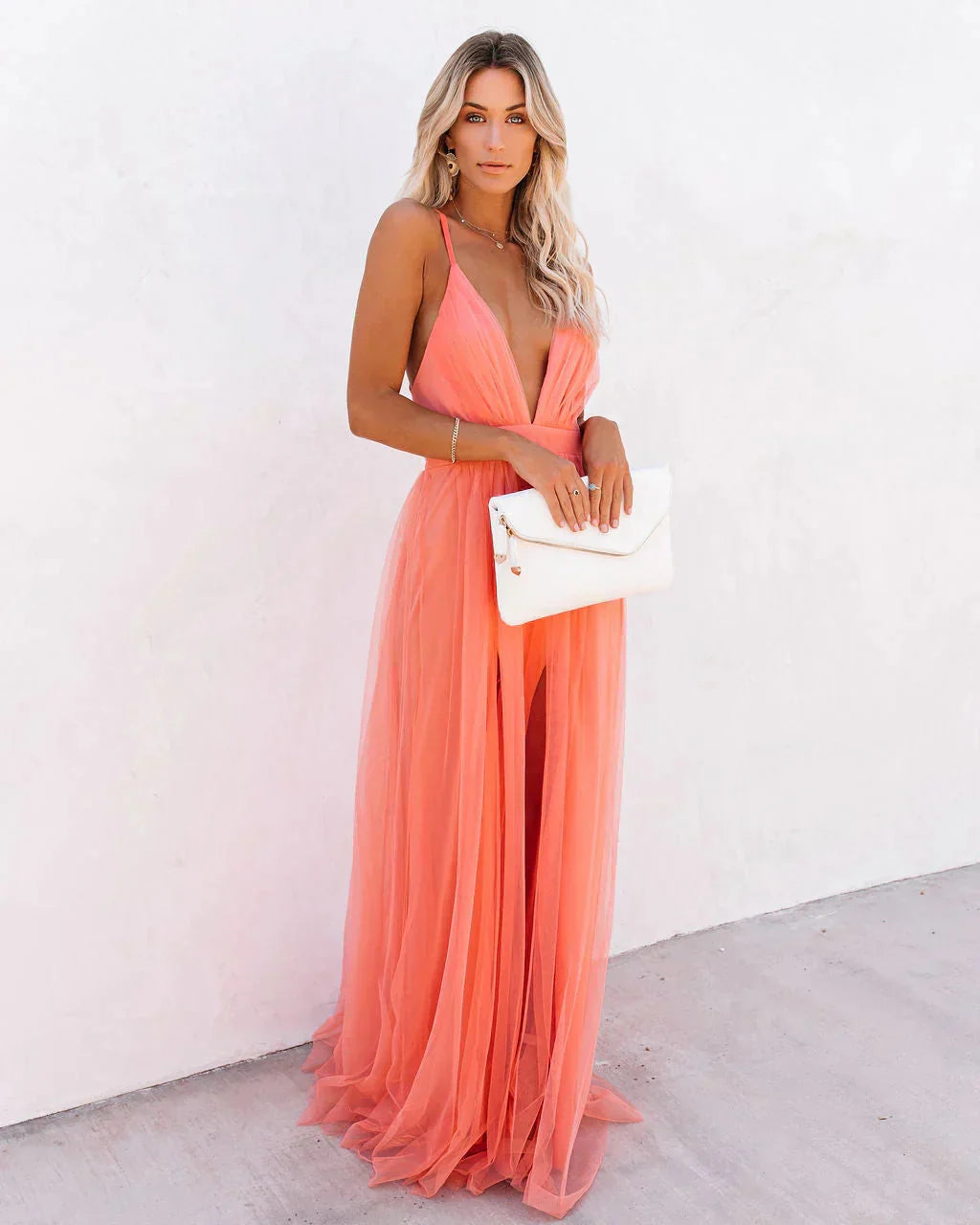 Robe de soirée maxi fluide femme, décolleté plongeant audacieux et dos nu. Soyez élégante pour toute célébration.