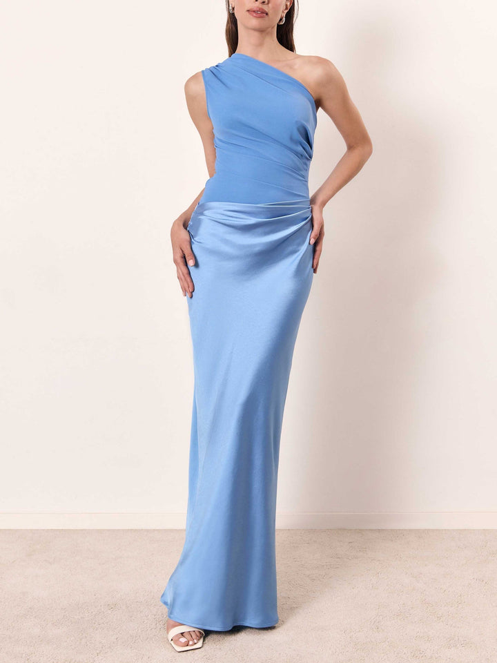 Robe élégante pour femme, maxi, plissée et asymétrique, idéale pour une tenue de fête raffinée.