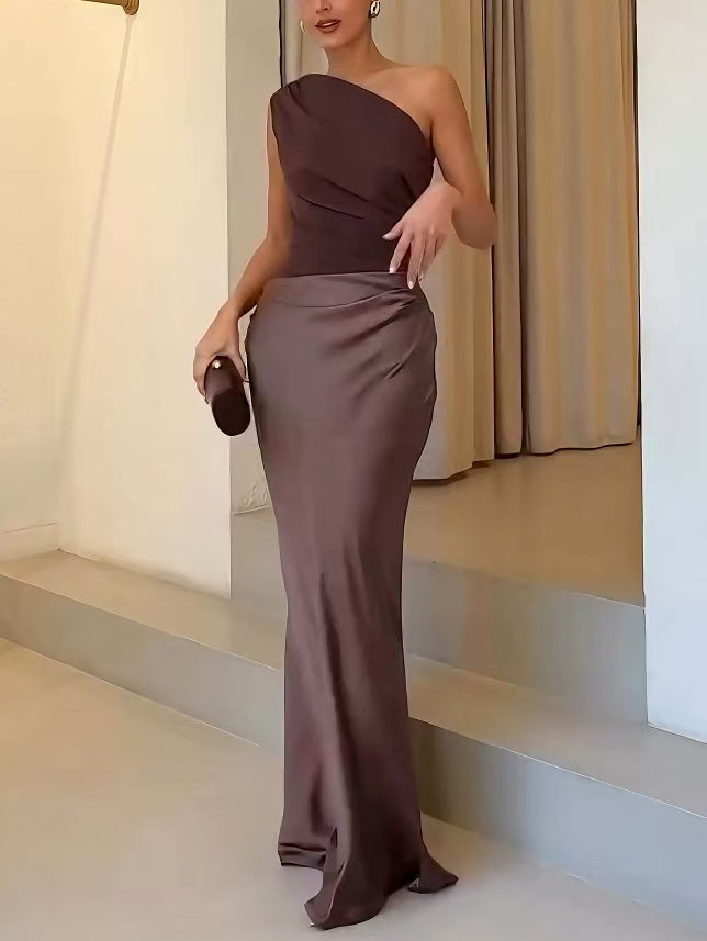Robe chic femme asymétrique une épaule, plissée, longue, idéale pour soirées et événements.