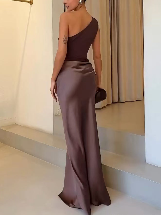Robe de soirée longue et élégante pour femme, asymétrique avec détails plissés raffinés.