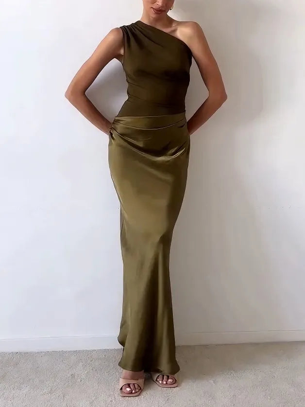 Robe femme plissée asymétrique une épaule, style maxi élégant pour cérémonies et soirées.