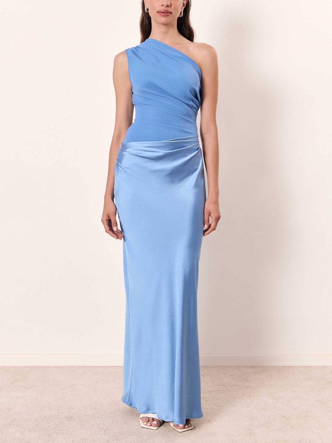 Robe longue femme chic, asymétrique une épaule, jupe plissée, élégante pour toutes les soirées.