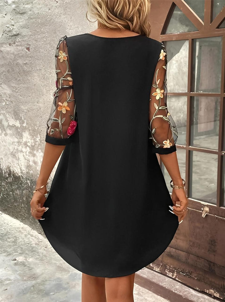 Robe femme décontractée et chic, modèle midi en noir, parfaite pour mode féminine et prêt-à-porter.