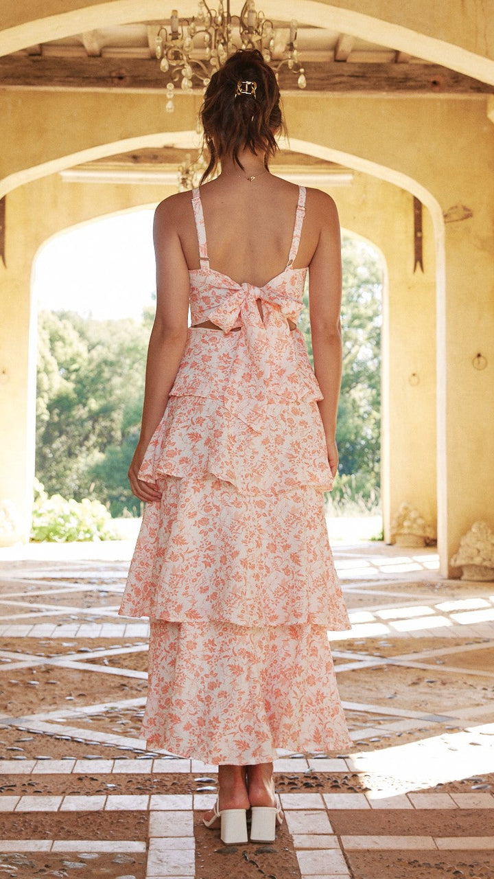 Robe d'été midi femme bleue, design fluide à étages, bretelles spaghetti fines.