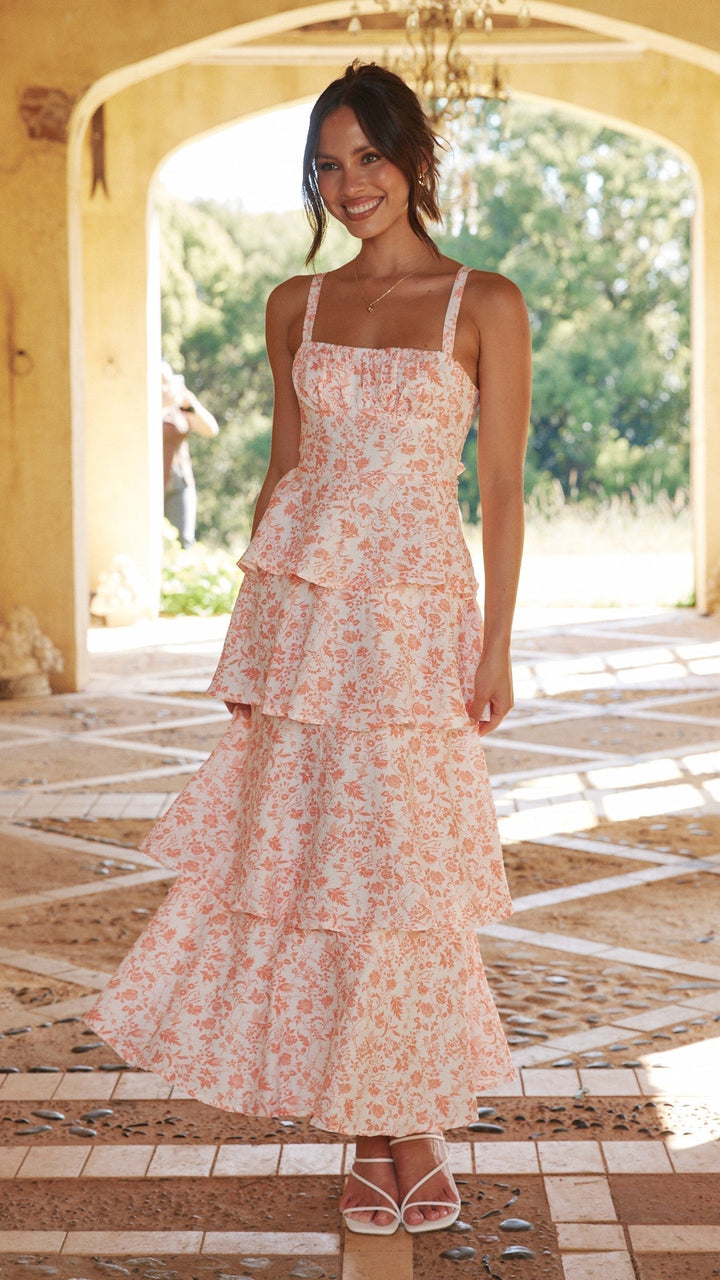 Robe fluide midi à bretelles spaghetti, motif floral pêche, style décontracté chic pour femme.