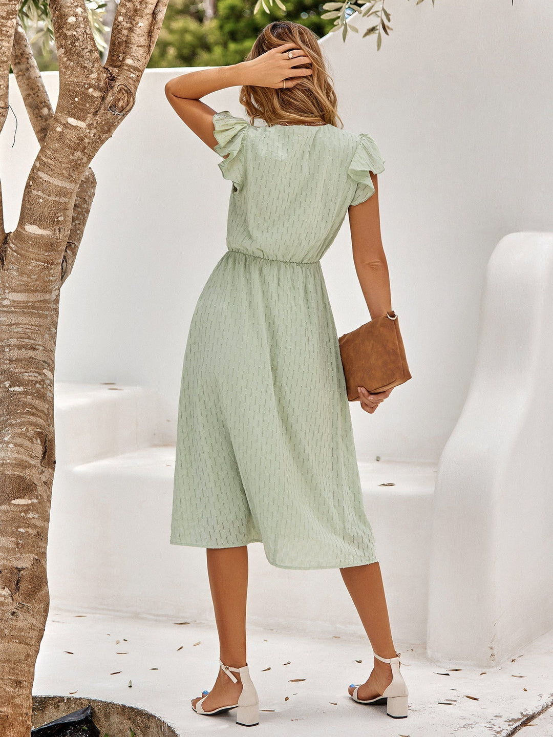Robe midi estivale femme, col V, manches volantées délicates et taille élastiquée. Confort et élégance assurés.