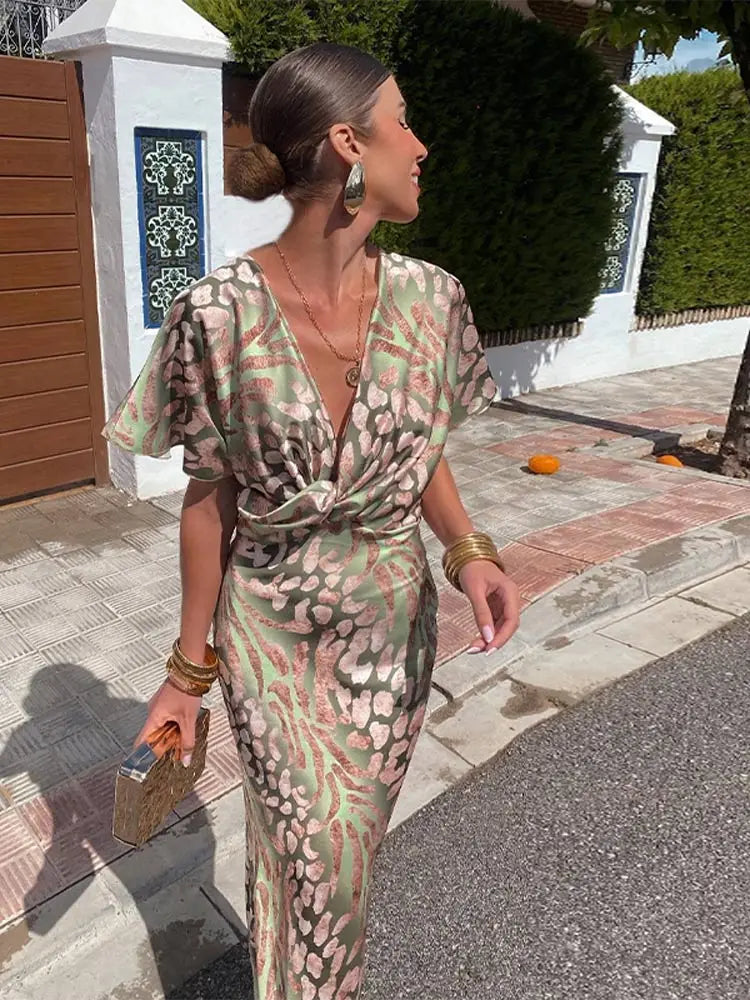 Robe midi élégante pour femme avec col en V flatteur et nœud chic à la taille, parfaite pour diverses occasions.