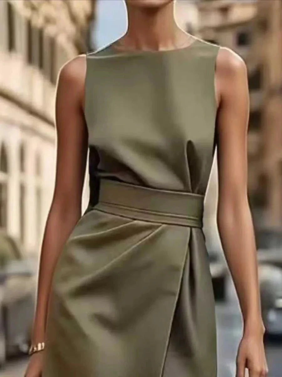 Chic robe midi sans manches pour femme, design moderne, parfaite pour un look tendance.
