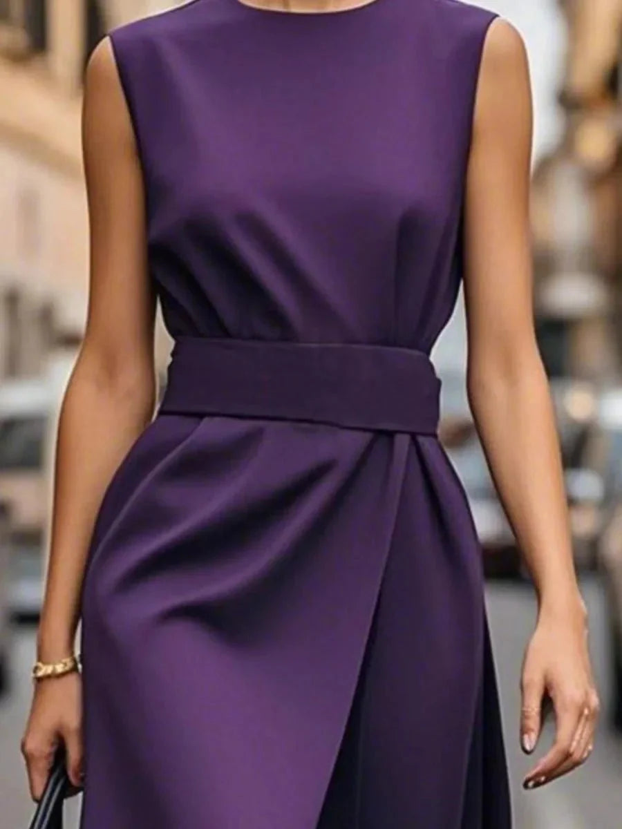 Robe midi femme, sans manches, style mode élégant, idéale pour les occasions formelles ou décontractées.