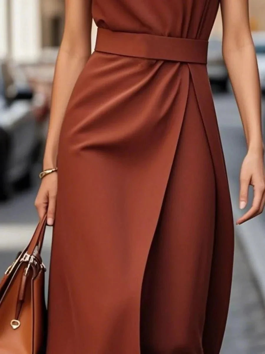 Chic robe midi femme, sans manches, moderne, idéale pour combiner confort et élégance urbaine.