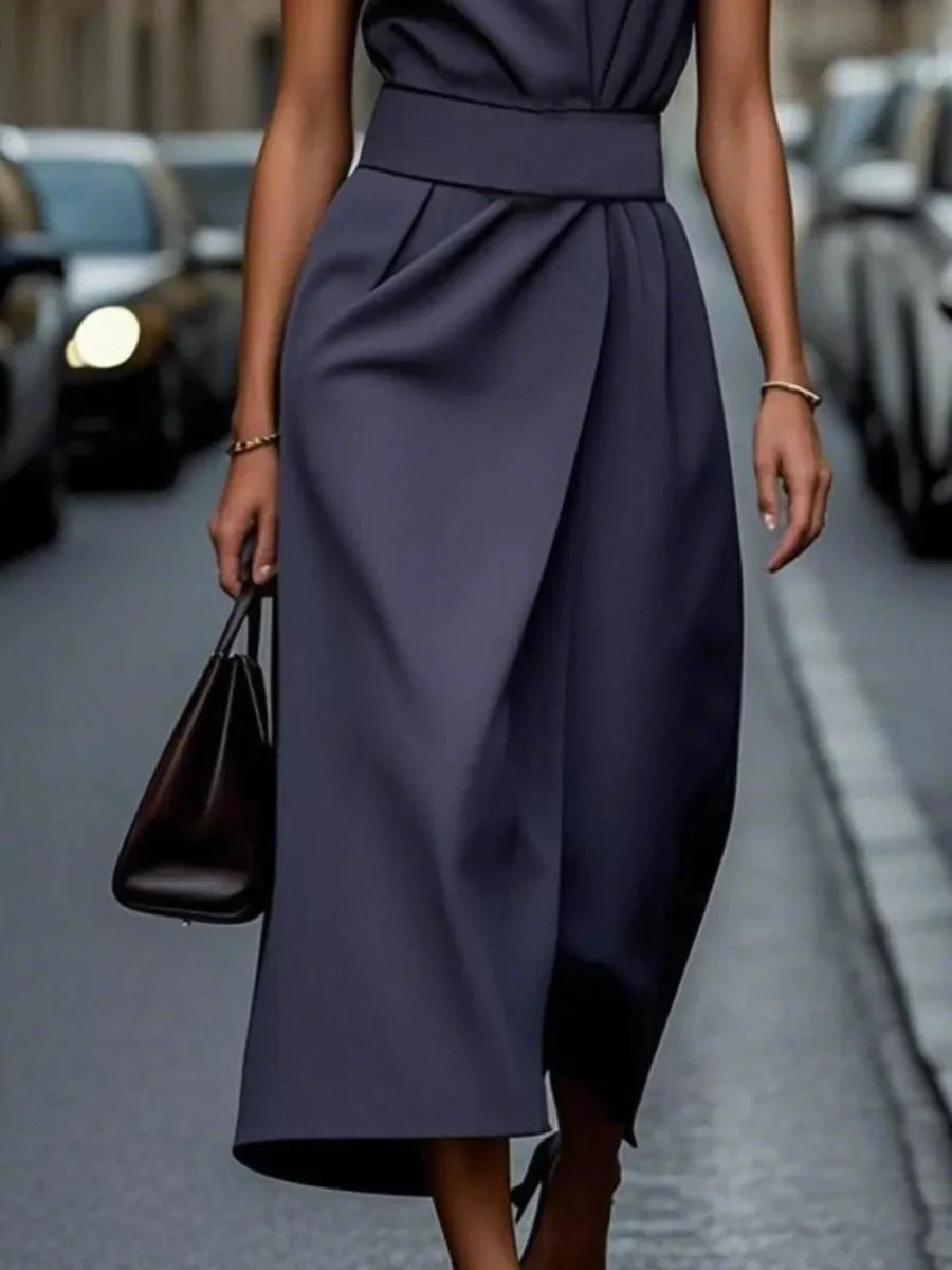 Robe midi féminine, sans manches, élégante, idéale pour un look chic de jour comme de nuit.