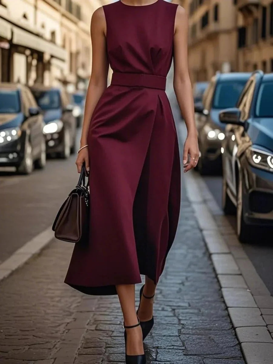Robe midi élégante femme, sans manches, design classique, parfaite pour une garde-robe essentielle.