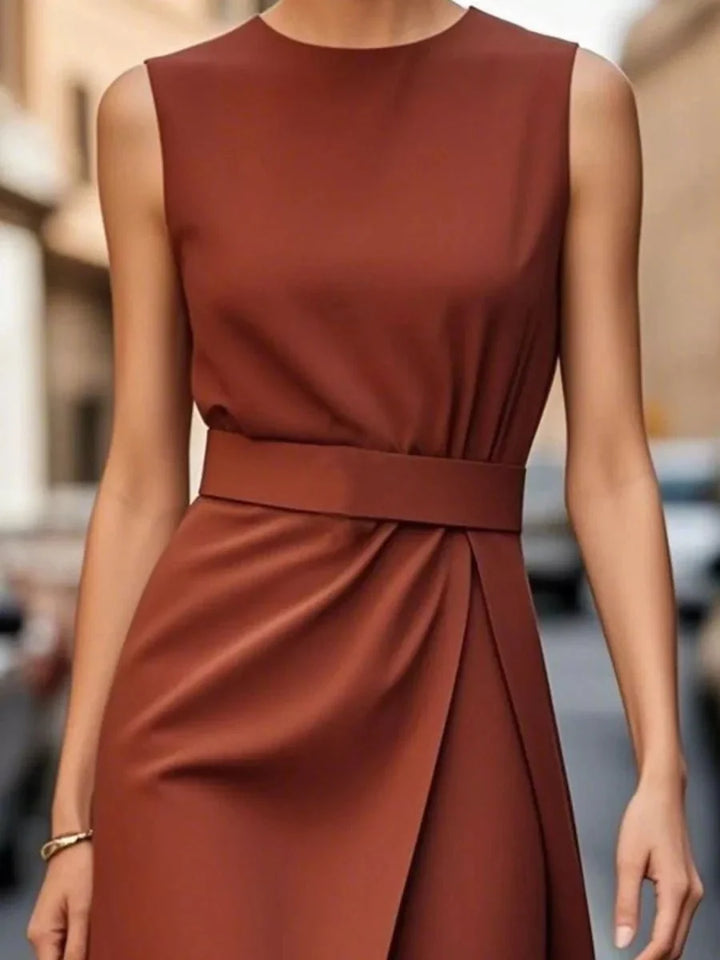 Robe midi polyvalente femme, sans manches, élégante, pour un style qui s'adapte à chaque événement.