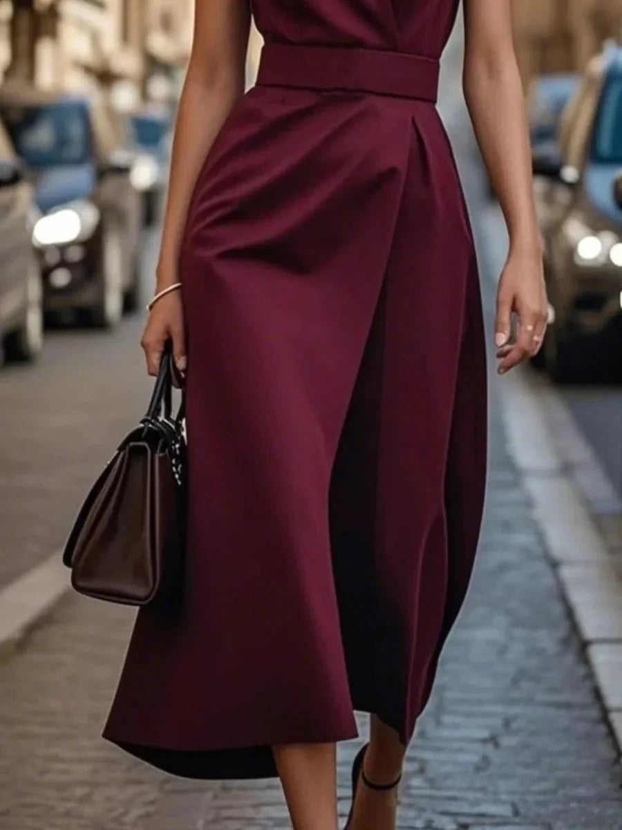 Robe midi chic femme, sans manches, pour un style affirmé et élégant au quotidien.