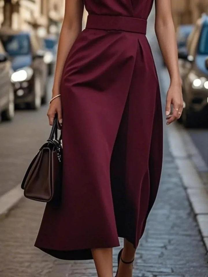 Robe midi chic femme, sans manches, pour un style affirmé et élégant au quotidien.