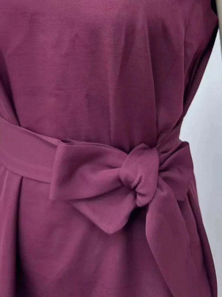 Élégante robe midi femme, sans manches, fluide, parfaite pour un look sophistiqué en soirée.
