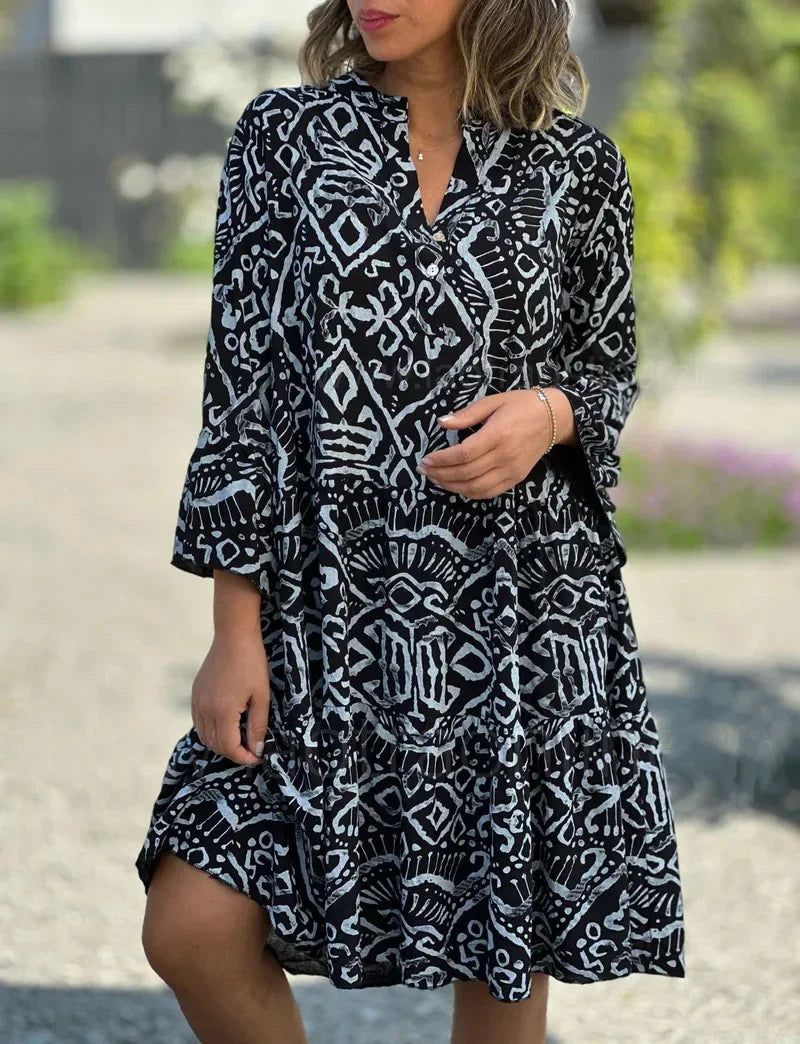 Mode féminine: robe midi élégante et fluide à volants, style bohème chic.