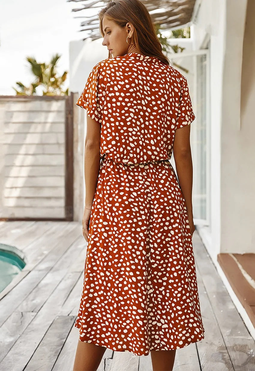 Robe à pois pour femme, coupe midi, manches courtes, allie confort et style estival décontracté.