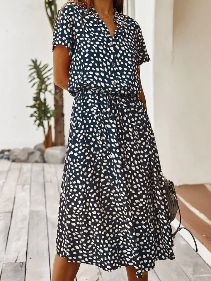 Femme portant une robe midi à pois, style élégant et décontracté, pour un look aérien.