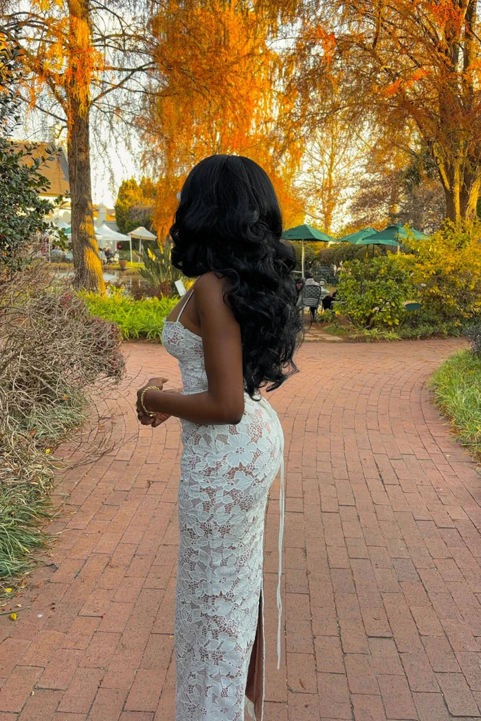 Robe femme midi ajustée blanche, style élégant et moderne pour une allure chic et raffinée.