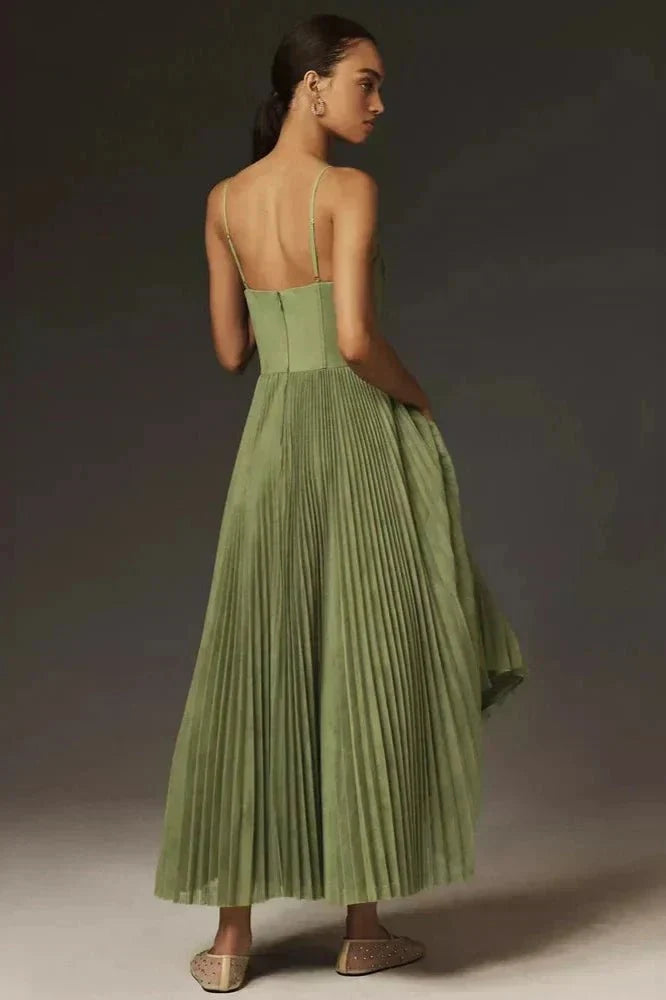 Robe midi plissée fluide chic à bretelles pour femme, parfaite pour l'été. Confort et élégance assurés.
