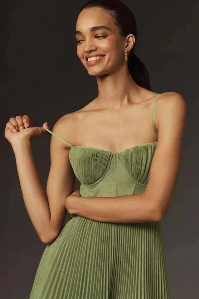 Tenue de soirée chic : robe midi plissée fluide élégante pour femme, idéale pour les cérémonies estivales.