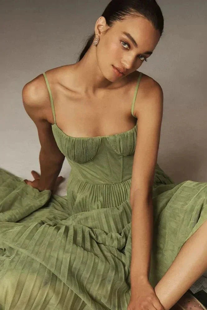 Robe midi femme fluide et plissée pour une silhouette élégante et confortable. Parfaite pour toute occasion spéciale.