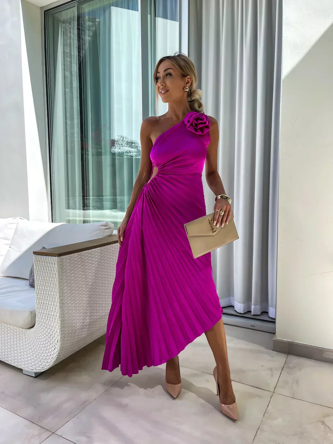 Robe femme, plissée midi asymétrique, coupe flatteuse. Pour un style unique et moderne, très tendance.