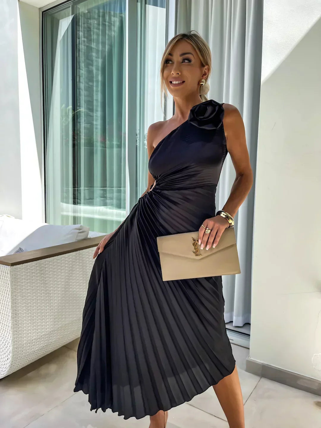 Robe femme midi asymétrique plissée, nouveauté. Design unique pour soirée ou look casual chic.