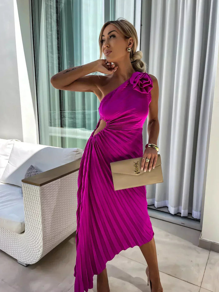 Sublime robe midi plissée asymétrique femme. Tendance avec épaule dénudée, pour un style affirmé.