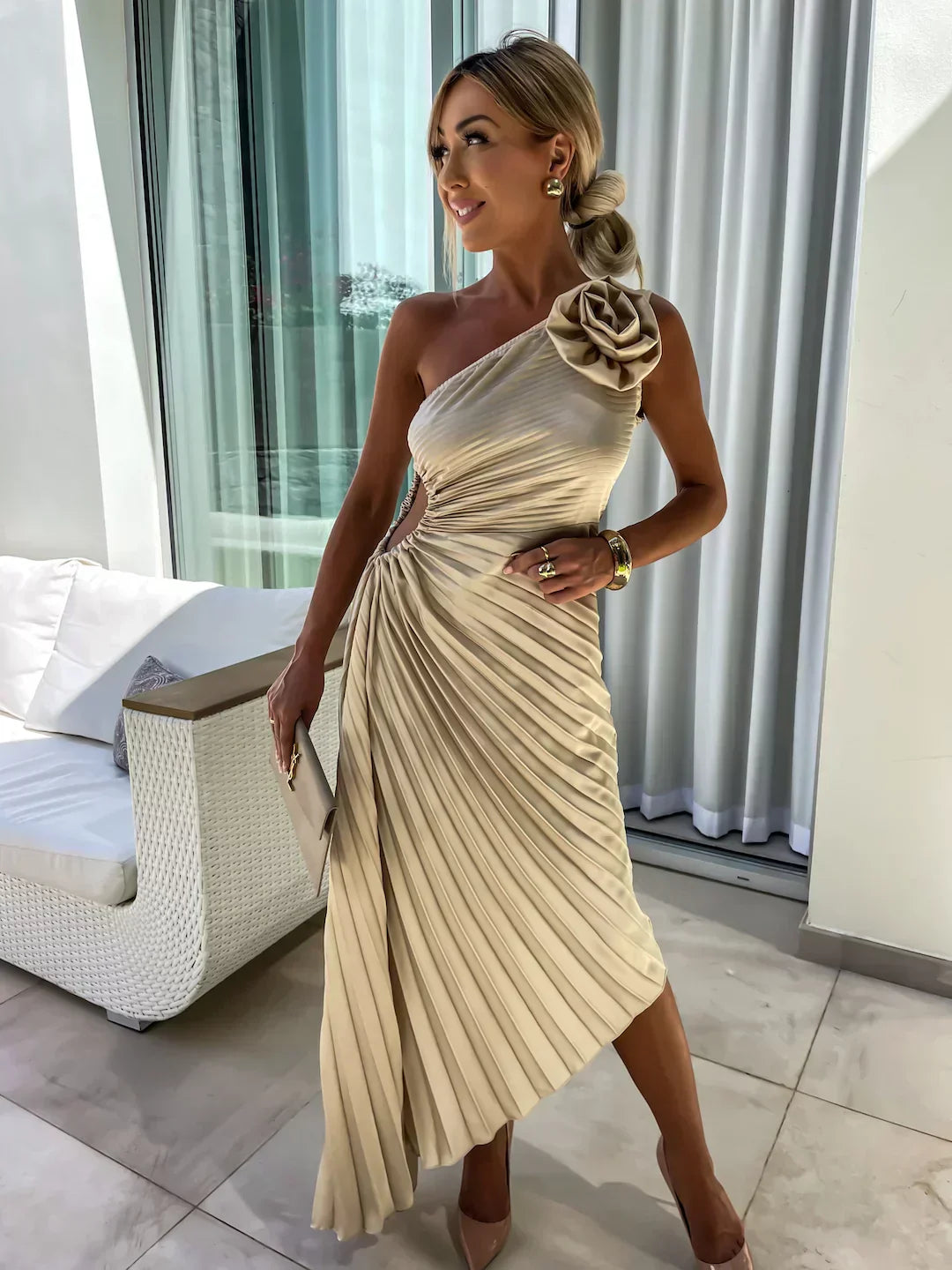 Robe plissée midi pour femme, coupe asymétrique flatteuse. Parfaite pour une silhouette élégante.