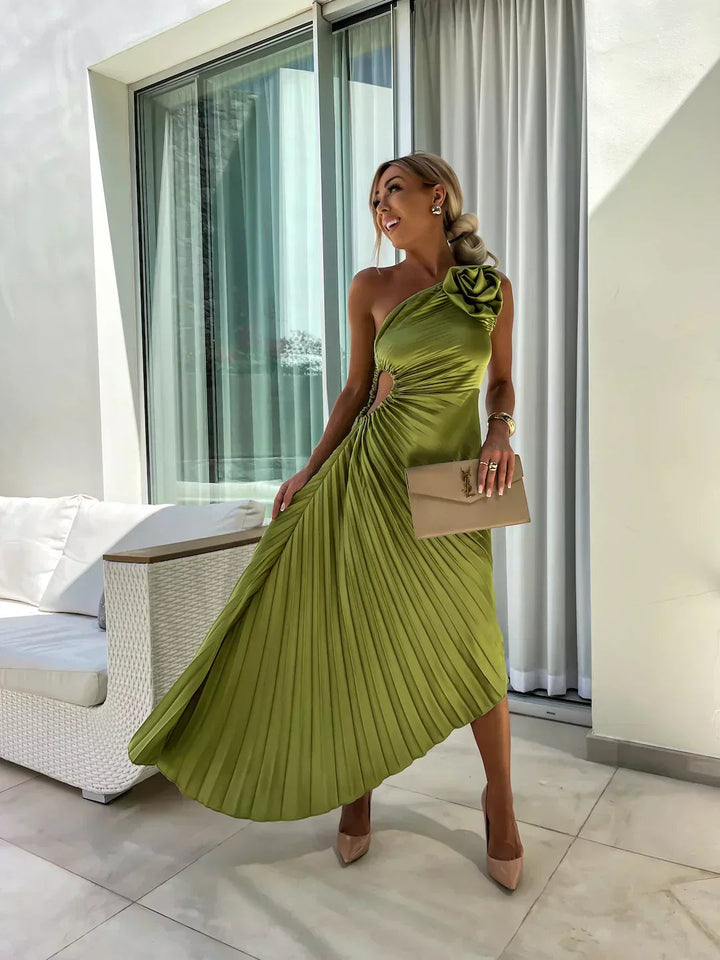Robe asymétrique femme, longueur midi, plissée. Idéale pour soirées, élégance et confort.