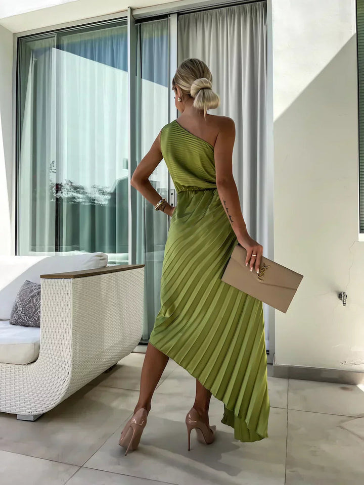 Vêtement femme: Robe midi plissée asymétrique, épaule dénudée. Un style unique et sophistiqué.