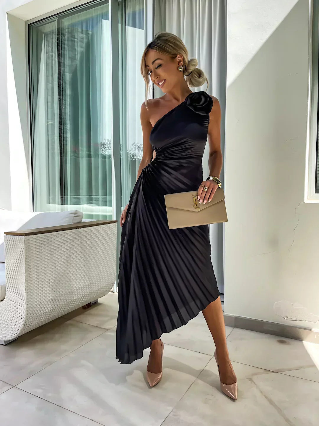 Robe femme élégante, midi et plissée. Design asymétrique, épaule dénudée. Tendance casual chic.