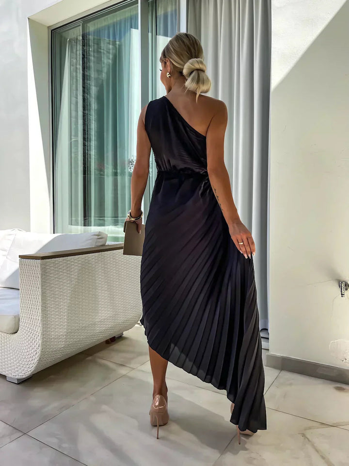 Nouvelle robe midi plissée asymétrique pour femme. Épaule dénudée, vêtement chic pour occasions spéciales.